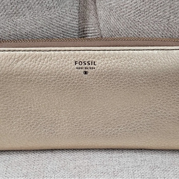 GUC FOSSIL GOLD METALLIC WALLET APPROX 8x4.5 - Picture 1 of 7